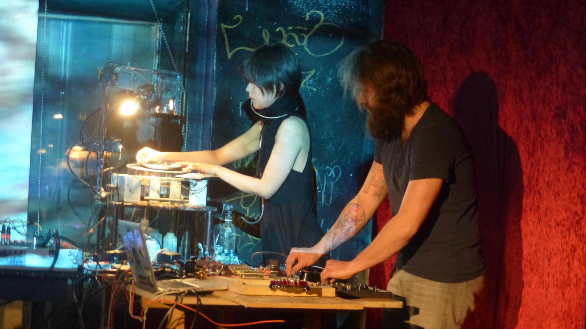 AKKIKO und Rasmus bei den "Electric Nights" im Kulturzentrum Booze Cooperativa in Athen
