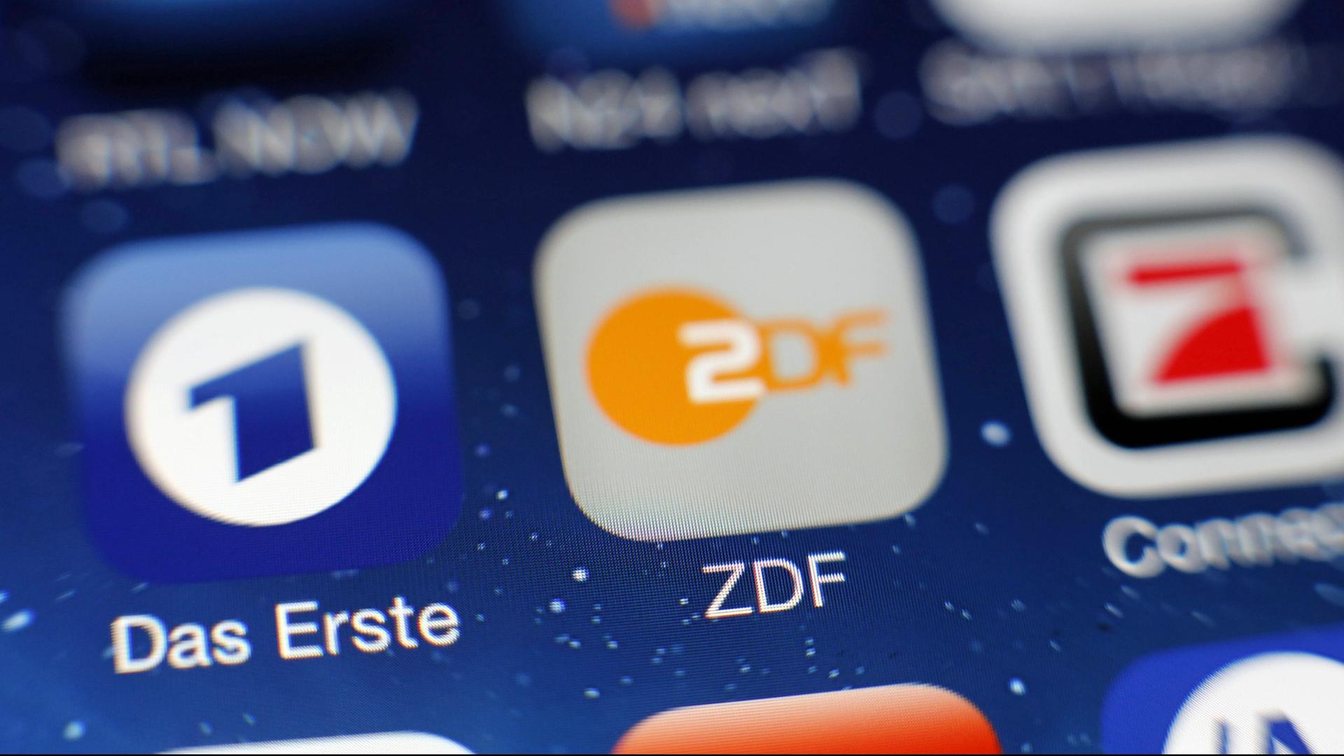 Die Logos von Das Erste und ZDF sind auf dem Touchscreen eines Smartphones zu sehen.