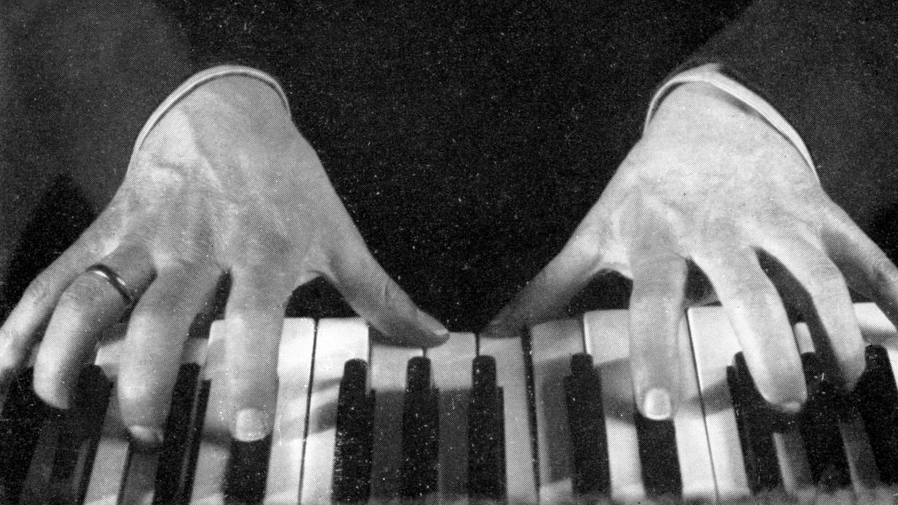 Die Hände des russischen Komponisten und Pianisten Sergej Rachmaninow auf der Tastatur im Spiel. 