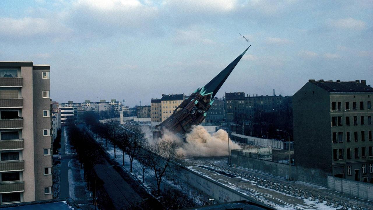 Sprengung der Versöhnungskirche in Berlin 1985.
