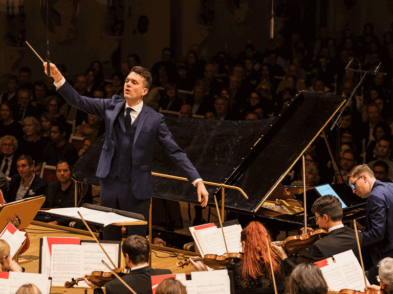 Das Island Symphonie Orchester mit dem Dirigenten Daniel Bjarnason und dem Pianisten Víkingur Ólafsson am 17.11.19 im Berliner Konzerthaus
