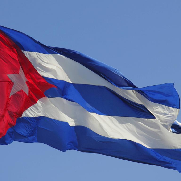Die kubanische Flagge weht an einem Fahnenmast.