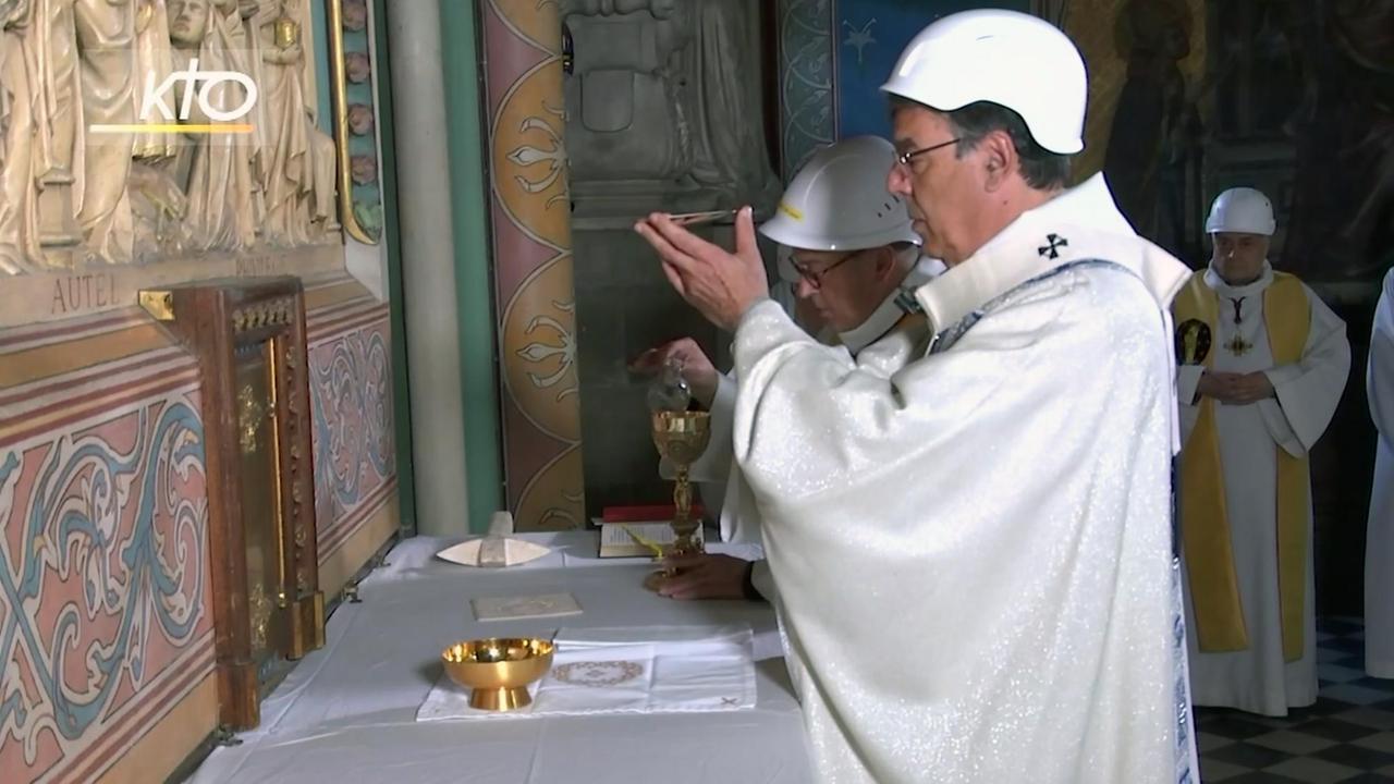 Michel Aupetit, Erzbischof von Paris, leitet die erste Messe nach dem Großbrand von Notre-Dame in einer Seitenkapelle der Kathedrale Notre-Dame. Er trägt einen Bauarbeiterhelm.