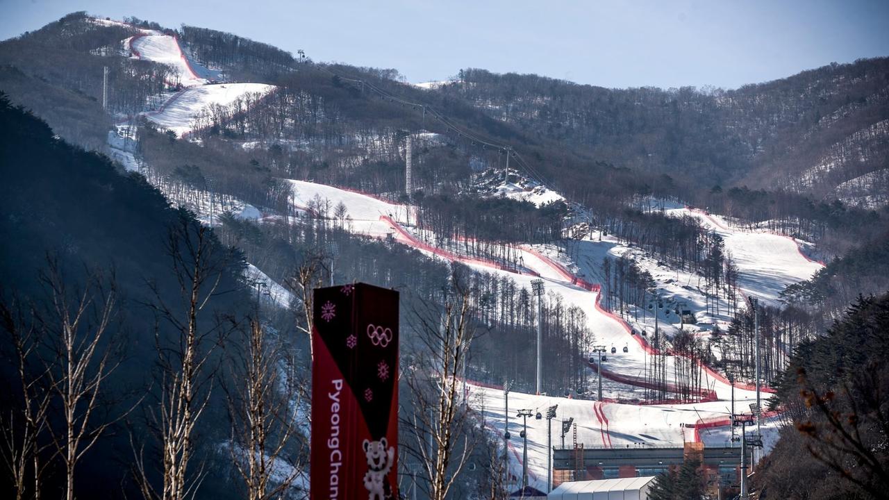 Blick auf das Jeongseon-Alpin-Zentrum: Die Strecken für die Abfahrt und den Super-G sind auf dem Bergrücken gut einzusehen. 
07.02.2018, Südkorea, Pyeongchang