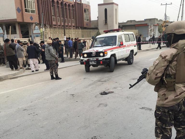 Ein afghanischer Soldat steht vor einer schiitischen Moschee in Kabul, nachdem sich ein Selbstmord-Attentäter in die Luft gesprengt hat.