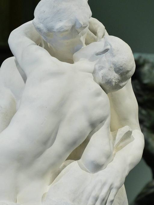 Zu sehen ist die Skulptur "Der Kuss" des französischen Bildhauers Auguste Rodin.