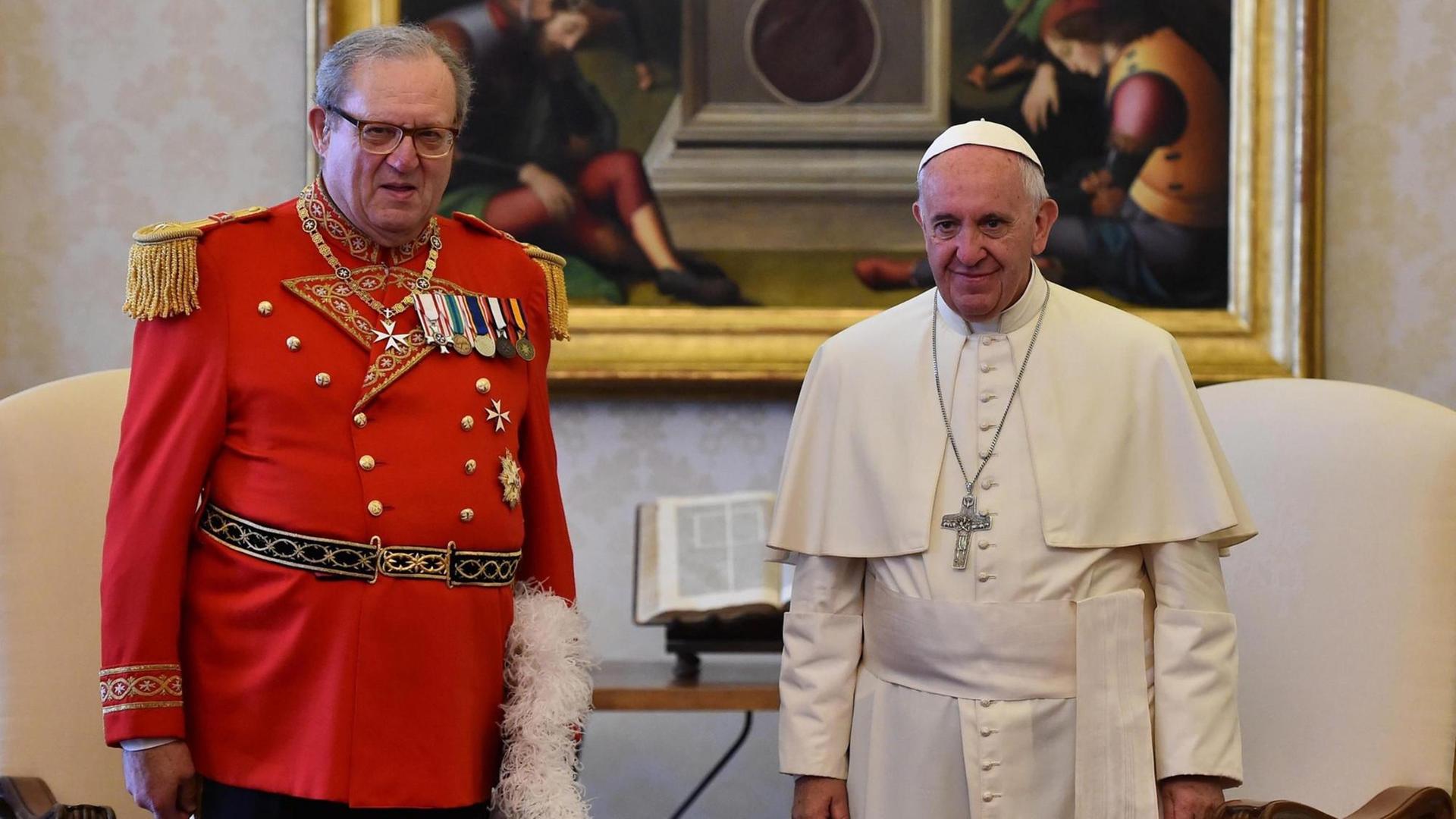 Der inzwischen zurückgetretene Großmeister der Malteser Robert Matthew Festing bei einer Papstaudienz im Juni 2016.