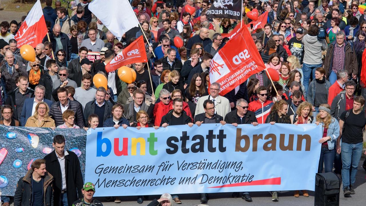 Bunt statt Braun-Demo gegen NPD-Parteitag in Sarbrücken.