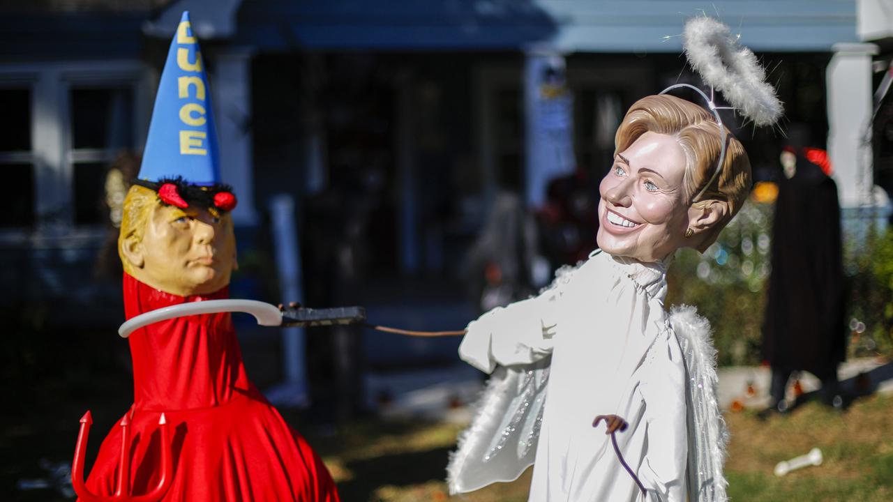 Holloween-Kostüme: Hillary Clinton im Kampf gegen Donald Trump.