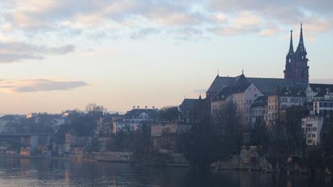 Der Rhein und die Innenstadt von Basel in der Schweiz.