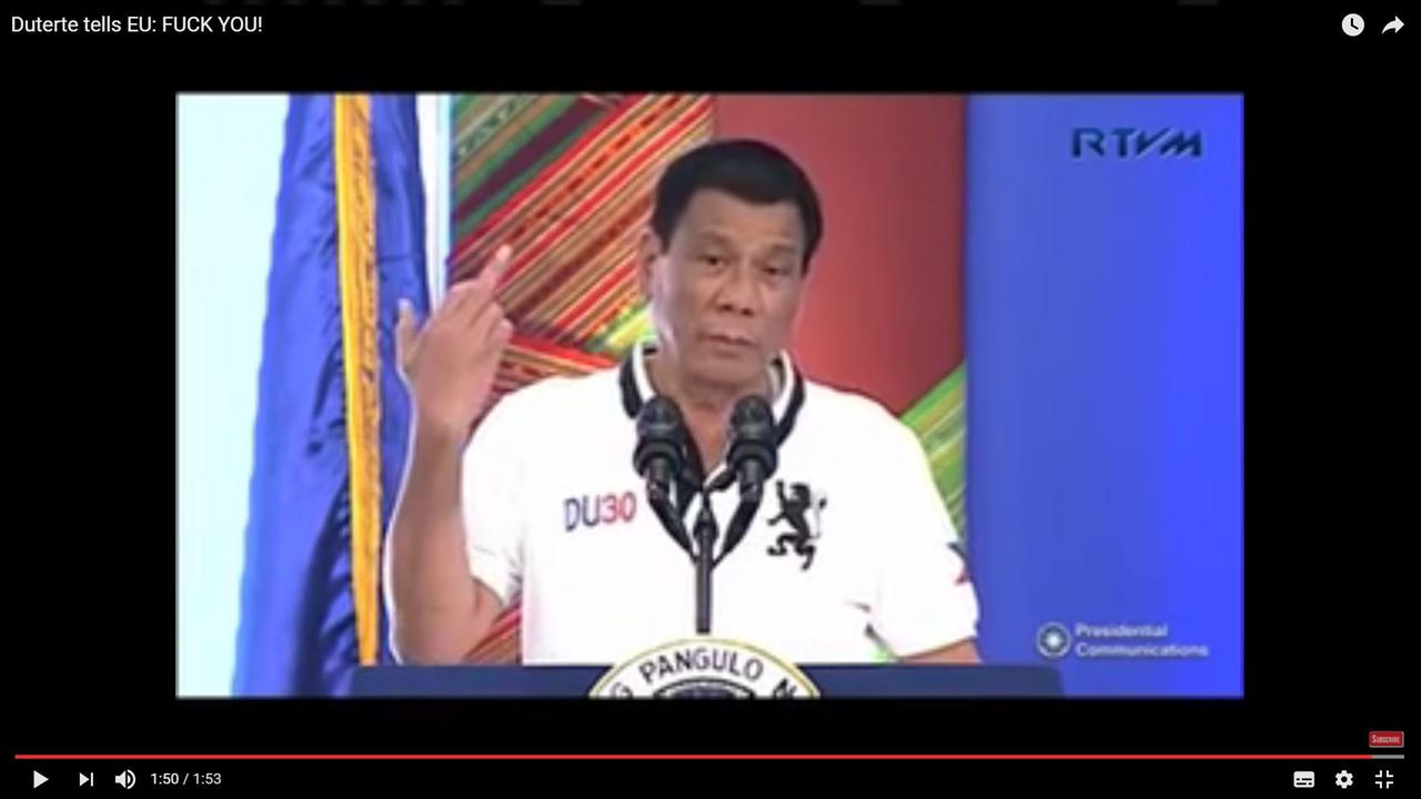 Duterte zeigt den Mittelfinger.