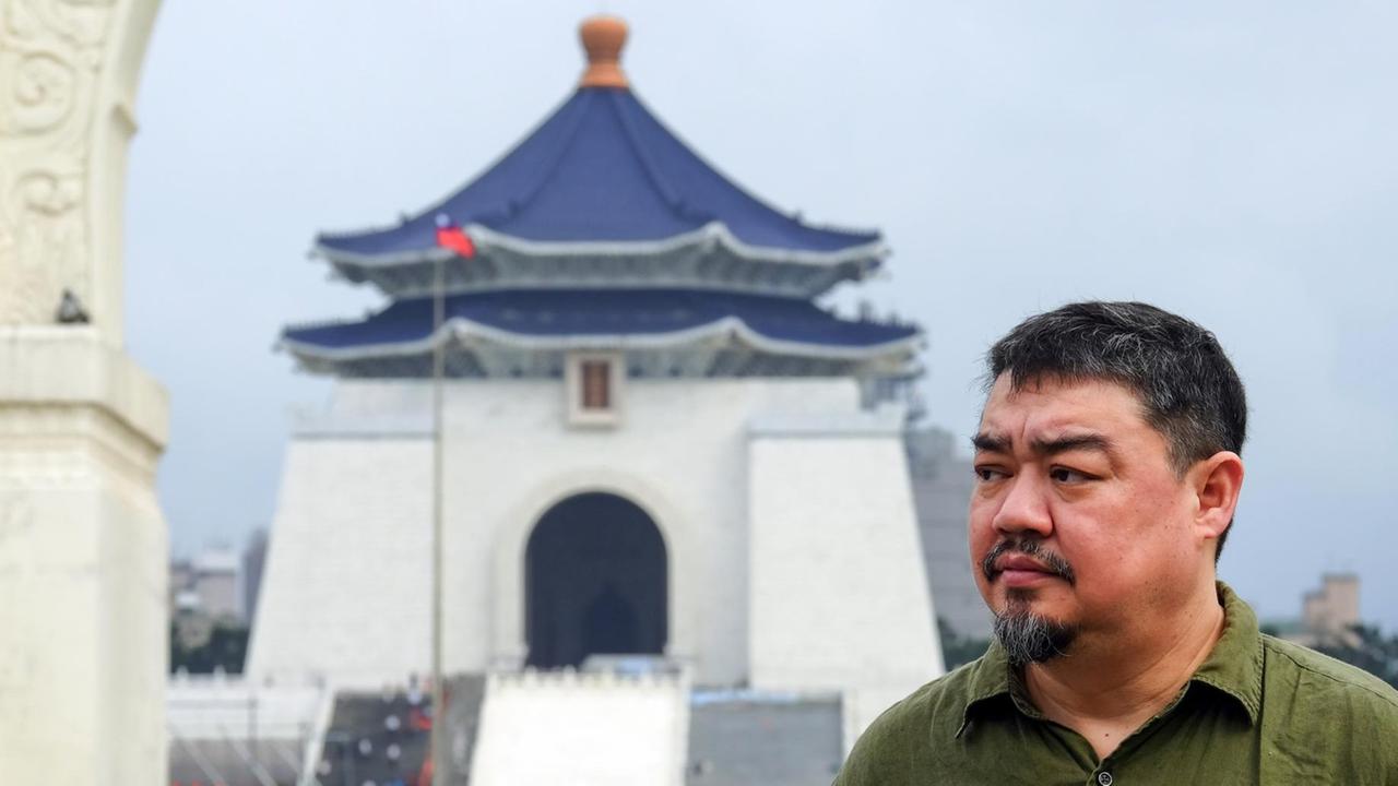 Der chinesische Dissident Wu'er Kaixi vor der Chiang Kai-shek Memorial Hall in Taipeh