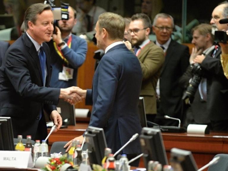 Der britische Premier Cameron und EU-Ratspräsident Donald Tusk schütteln sich die Hände beim EU-Gipfel in Brüssel.