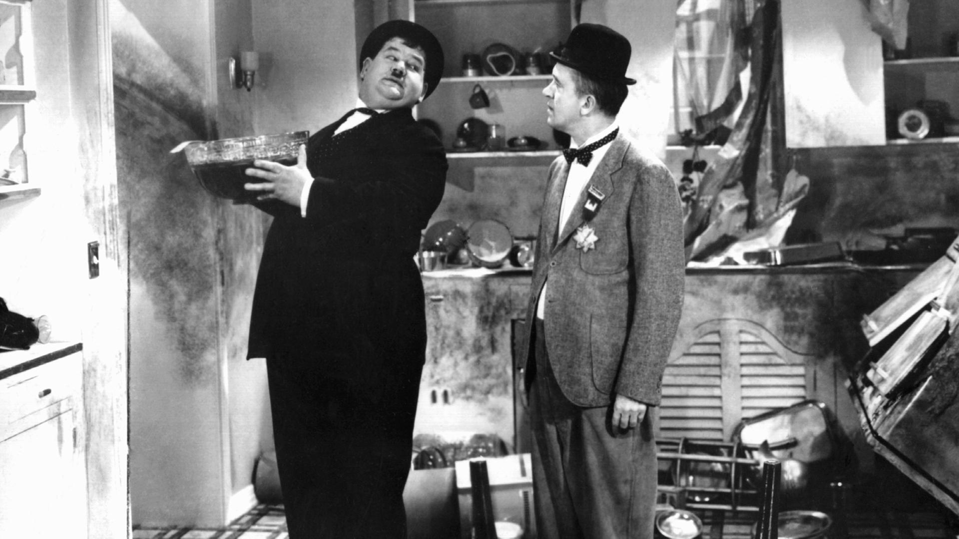 Die Filmkomiker Oliver Hardy (l) und Stan Laurel, auch als "Dick und Doof" bekannt, in der Komödie "Lange Leitung" aus dem Jahr 1938.