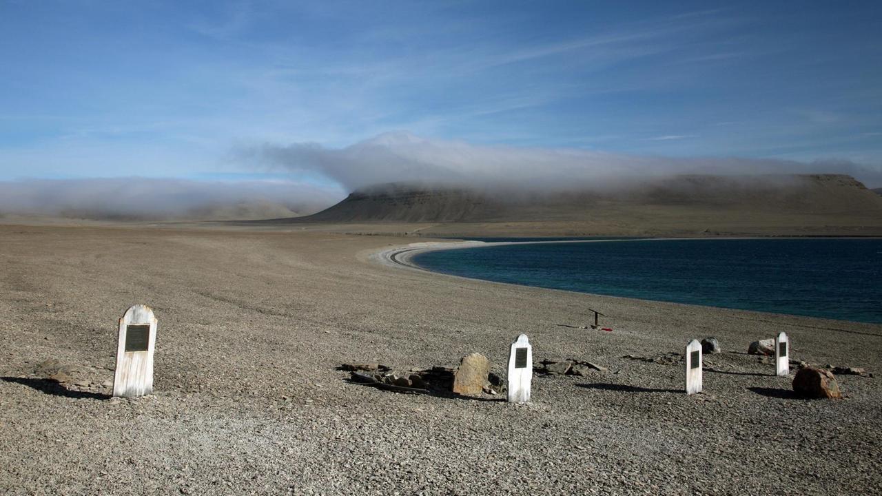 Die Grabsteine der Mannschaft des britischen Polarforschers Sir Franklin auf der zu Kanada gehörenden Insel Beechey Island.