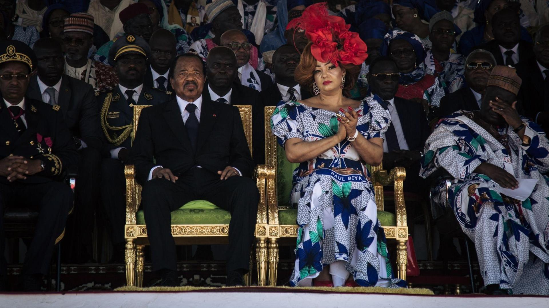 Der kamerunische Präsident Paul Biya und seine Frau Chantal Biya hören während einer Wahlkundgebung im Maroua Stadion in der Region Far North von Kamerun Reden zu Ehren von Biyas Herrschaft zu. )