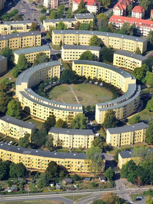 Das Luftbild zeigt die denkmalgeschützte Rundling-Wohnanlage in Leipzig im Stadtteil Lößnig.