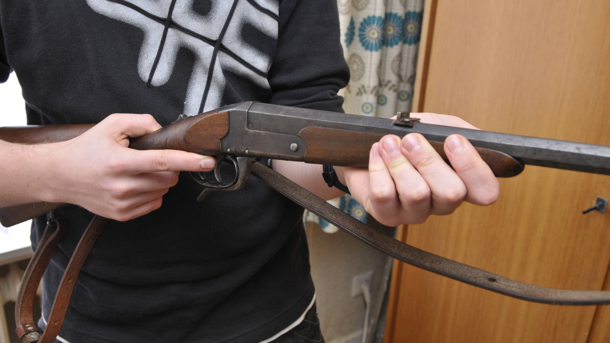  Welche Beziehung gehen Menschen mit ihren Waffen ein?