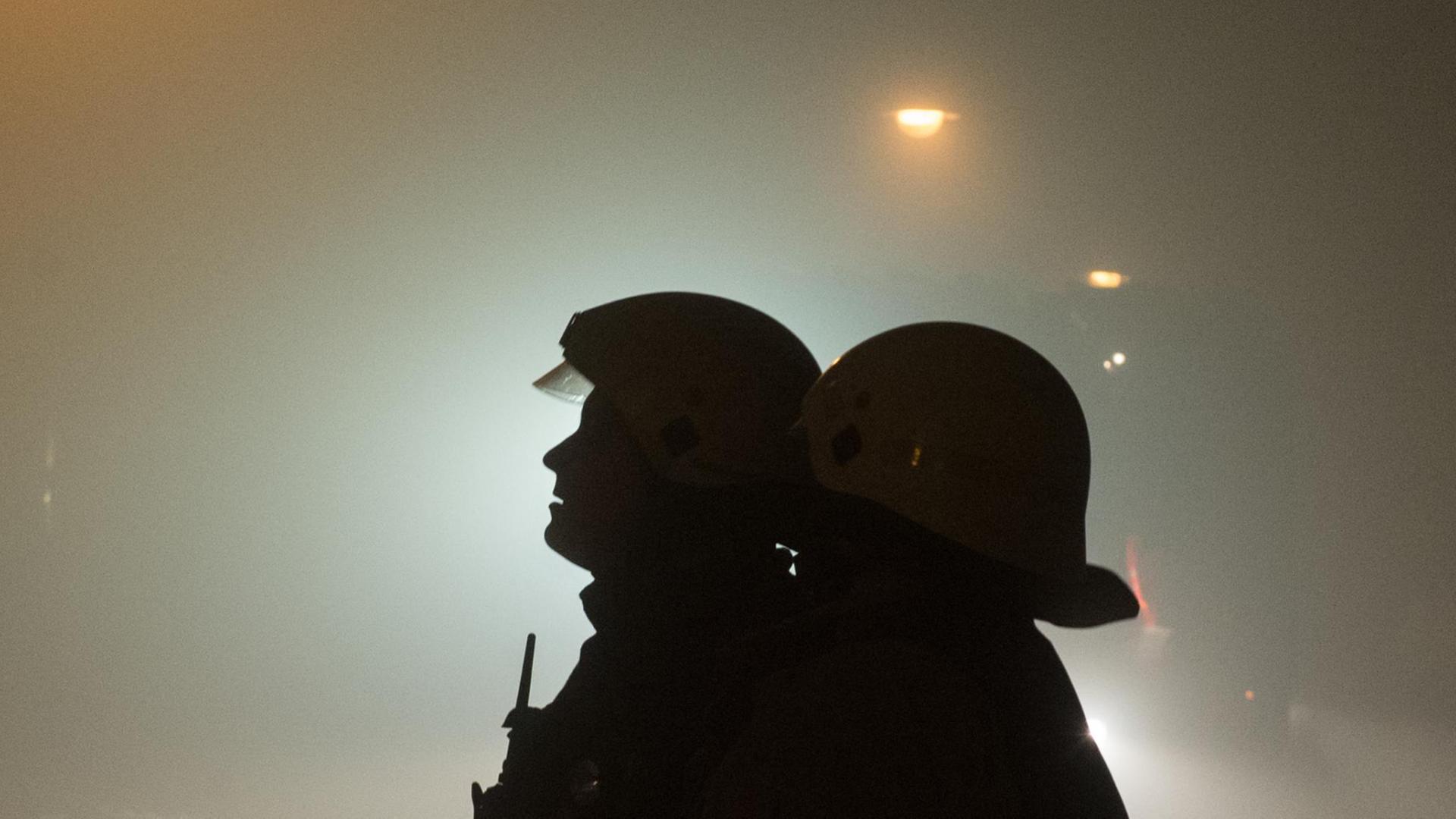 Feuerwehrleute im Nebel der Neujahrsnacht
