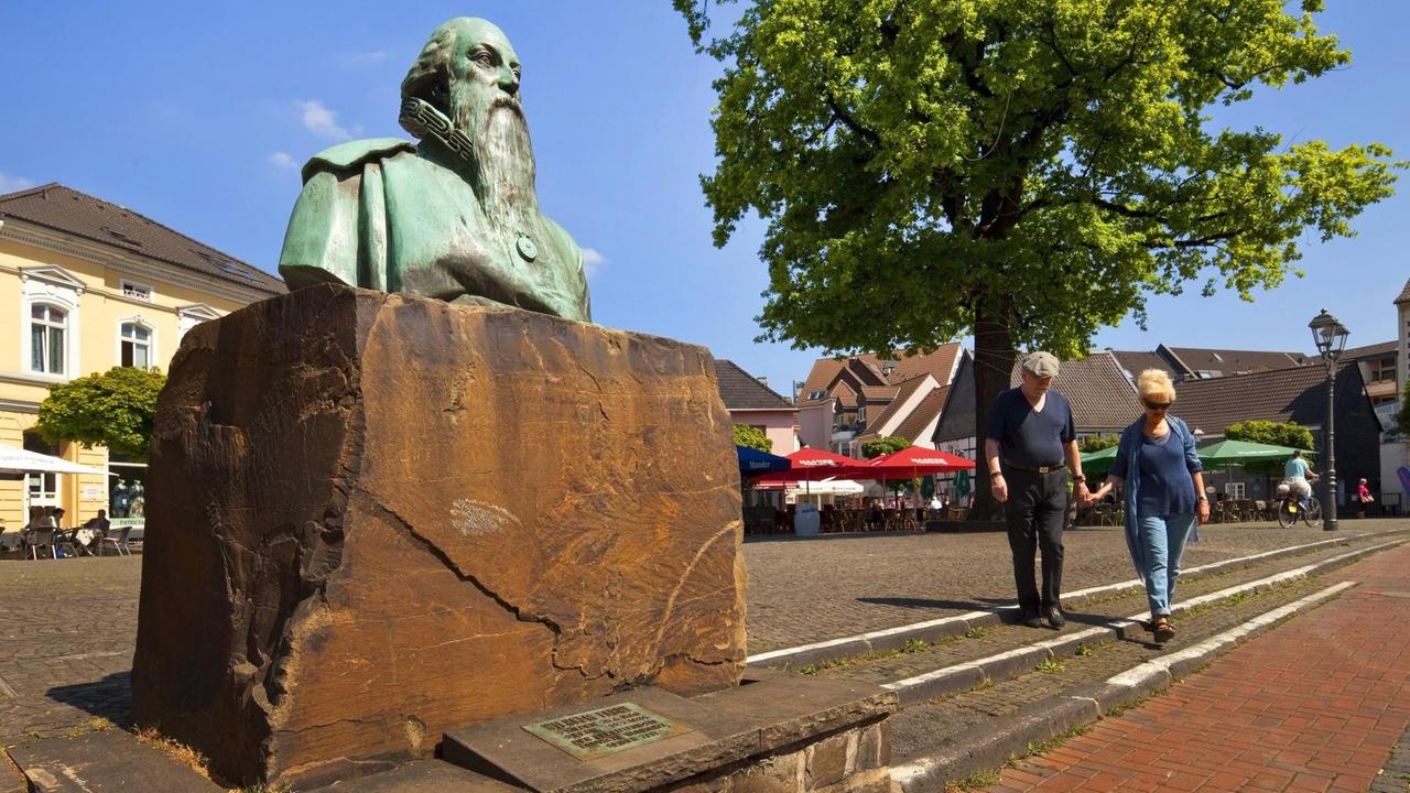 Die Bronzebüste von Wilhelm Fabry auf dem Marktplatz in Hilden. 