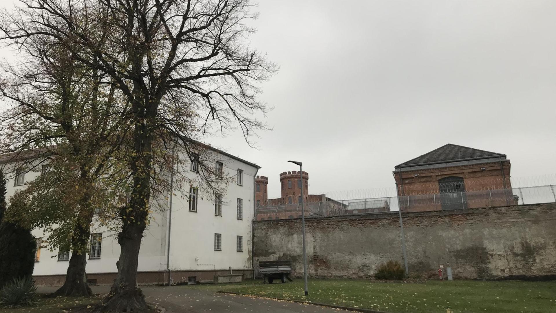 Stacheldrahlt und hohe Mauern - die JVA in Bützow in Mecklenburg-Vorpommern