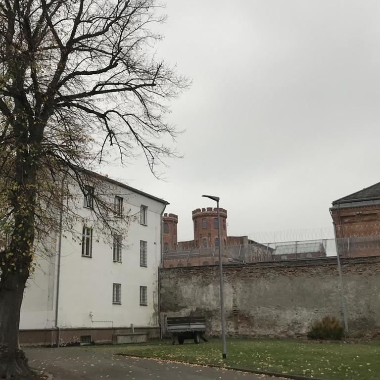 Stacheldrahlt und hohe Mauern - die JVA in Bützow in Mecklenburg-Vorpommern