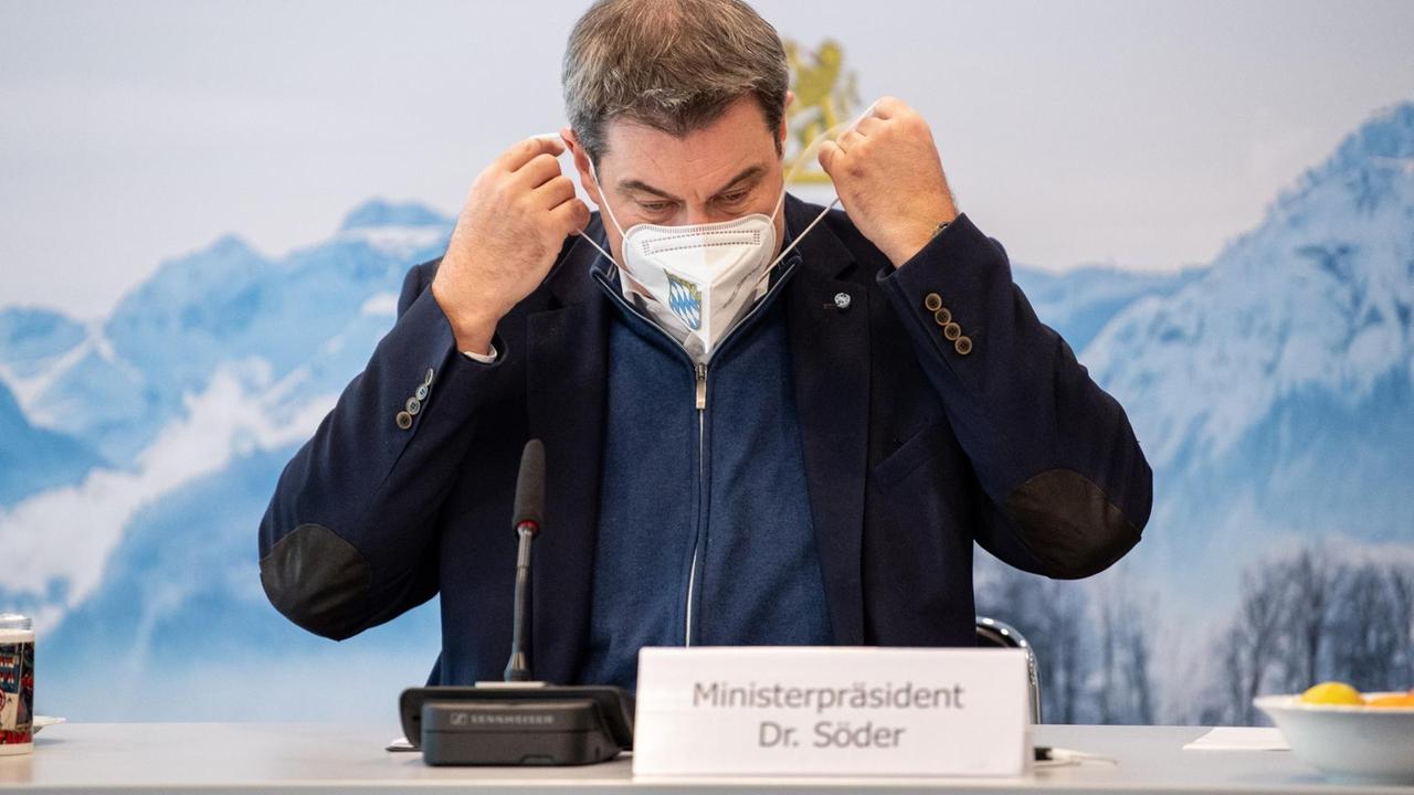 Markus Söder (CSU), Parteivorsitzender und Ministerpräsident von Bayern, nimmt zu Beginn einer Sitzung des Ministerrats in der Staatskanzlei seine FFP2-Schutzmaske ab. 