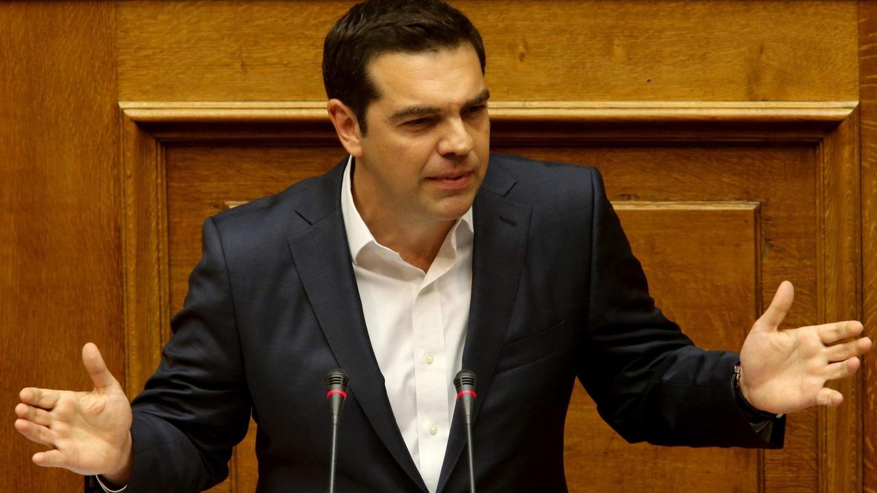 Ministerpräsident Alexis Tsipras vor dem Parlament in Athen.
