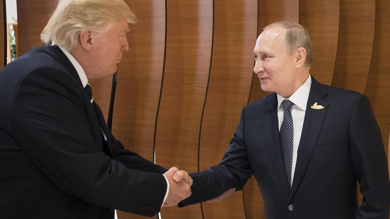US-Präsident Donald Trump und Russlands Präsident Wladimir Putin begrüßen sich