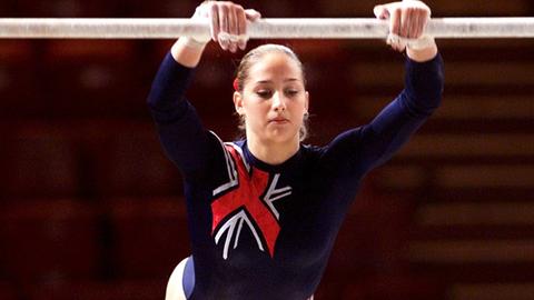 Lisa Mason (Großbritannien) am Stufenbarren bei der Turn-Europameisterschaft 2000 in Paris