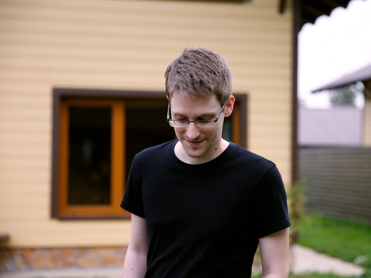 Edward Snowden in einer Szene des Dokumentarfilms «Citizenfour» (undatierte Filmszene). Laura Poitras half Edward Snowden, das Ausmaß der Überwachung durch amerikanische Geheimdienste aufzudecken. Nun ist ihr Dokumentarfilm «Citizenfour» fertig. Das Werk will mehr sein als ein «Snowden-Film».