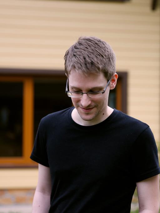 Edward Snowden in einer Szene des Dokumentarfilms «Citizenfour» (undatierte Filmszene). Laura Poitras half Edward Snowden, das Ausmaß der Überwachung durch amerikanische Geheimdienste aufzudecken. Nun ist ihr Dokumentarfilm «Citizenfour» fertig. Das Werk will mehr sein als ein «Snowden-Film».