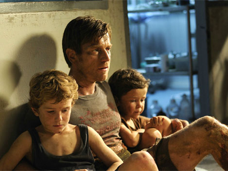 Henry (Ewan McGregor) und seine beiden Söhne Simon (Oaklee Pendergast, rechts) und Thomas (Samuel Joslin) in einer Szene des Films "The Impossible"