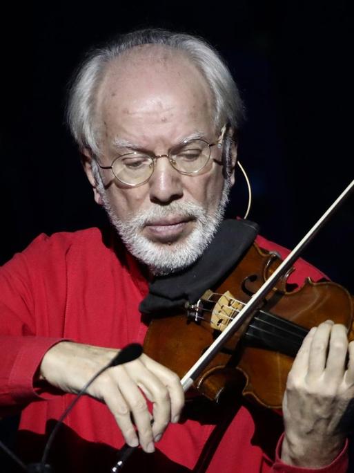 Gidon Kremer, ein Mann mit weißem Bart und Halbglatze, spielt Geige.