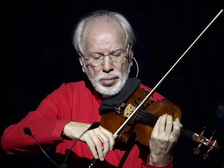 Gidon Kremer, ein Mann mit weißem Bart und Halbglatze, spielt Geige.