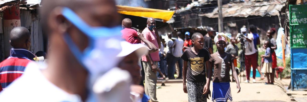Menschen auf der Straße von Mathare, eine der zahlreichen informellen Siedlungen in der kenianischen Hauptstadt Nairobi. 