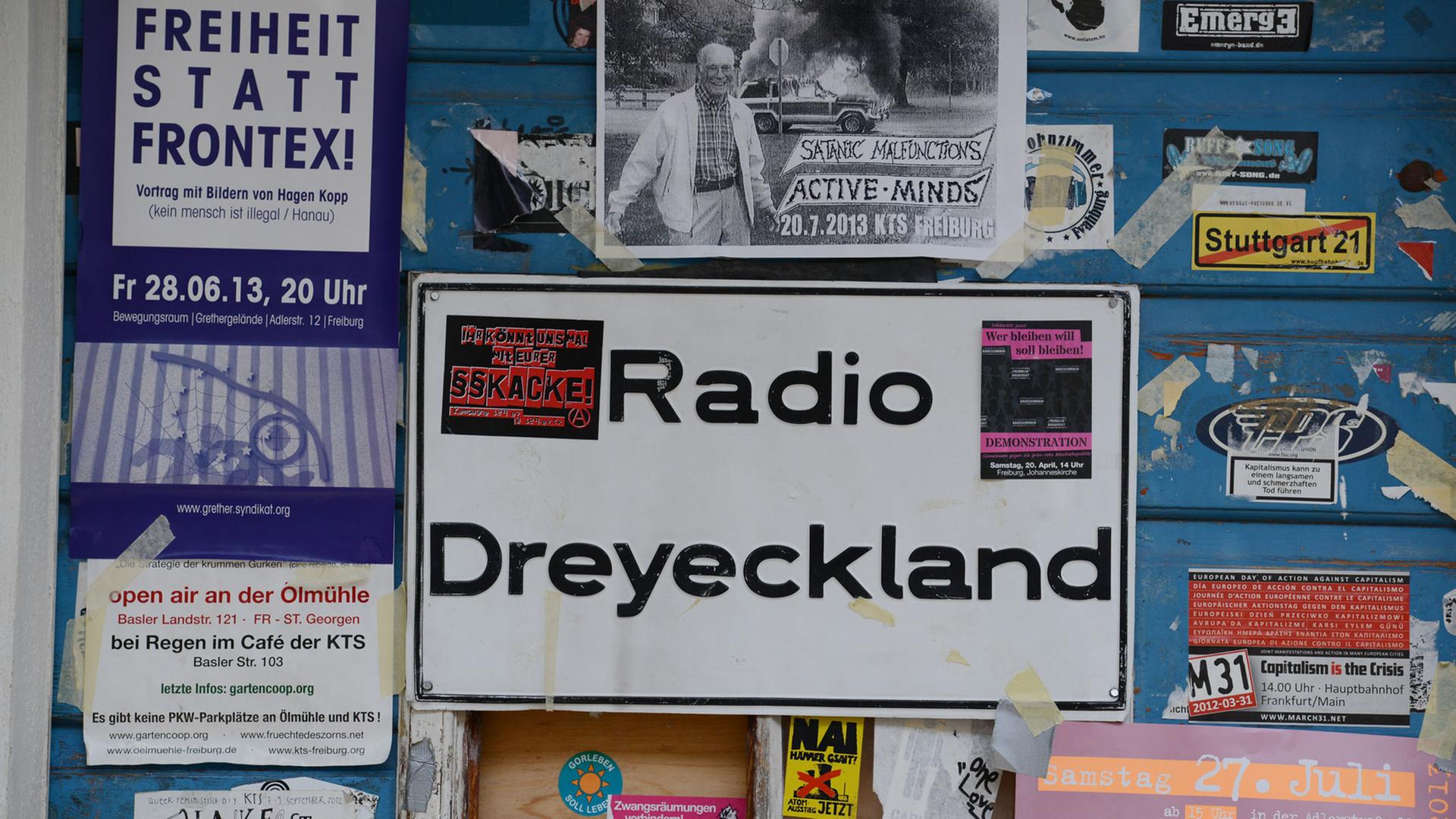 Das Logo von "Radio Dreyeckland" ist in Freiburg (Baden-Württemberg) an einer Tür zu sehen. Der Sender in Freiburg, der aus der badischen und elsässischen Anti-Atomkraft-Bewegung der 1970er Jahre entstanden ist, ist das älteste freie Radio Deutschlands. Er funkte in den ersten elf Jahren illegal als Piratensender. Vor 25 Jahren, im Juli 1988, erhielt er eine Sendelizenz. Er wurde damit als erstes freie Radio in Deutschland legalisiert.