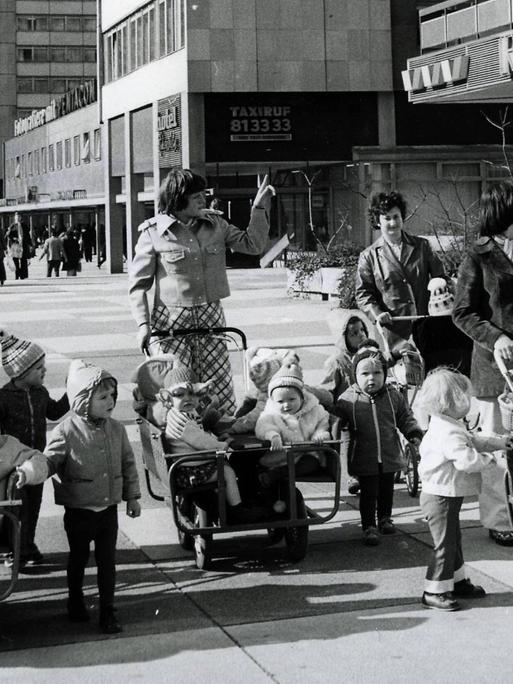 Sie sehen einige Frauen in Dresden 1974, davor Kinderwagen und viele Kleinkinder.