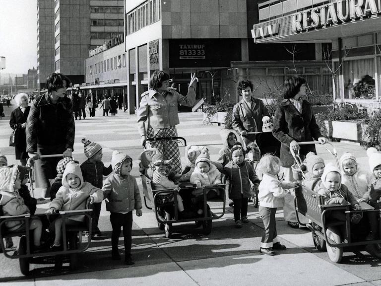 Sie sehen einige Frauen in Dresden 1974, davor Kinderwagen und viele Kleinkinder.