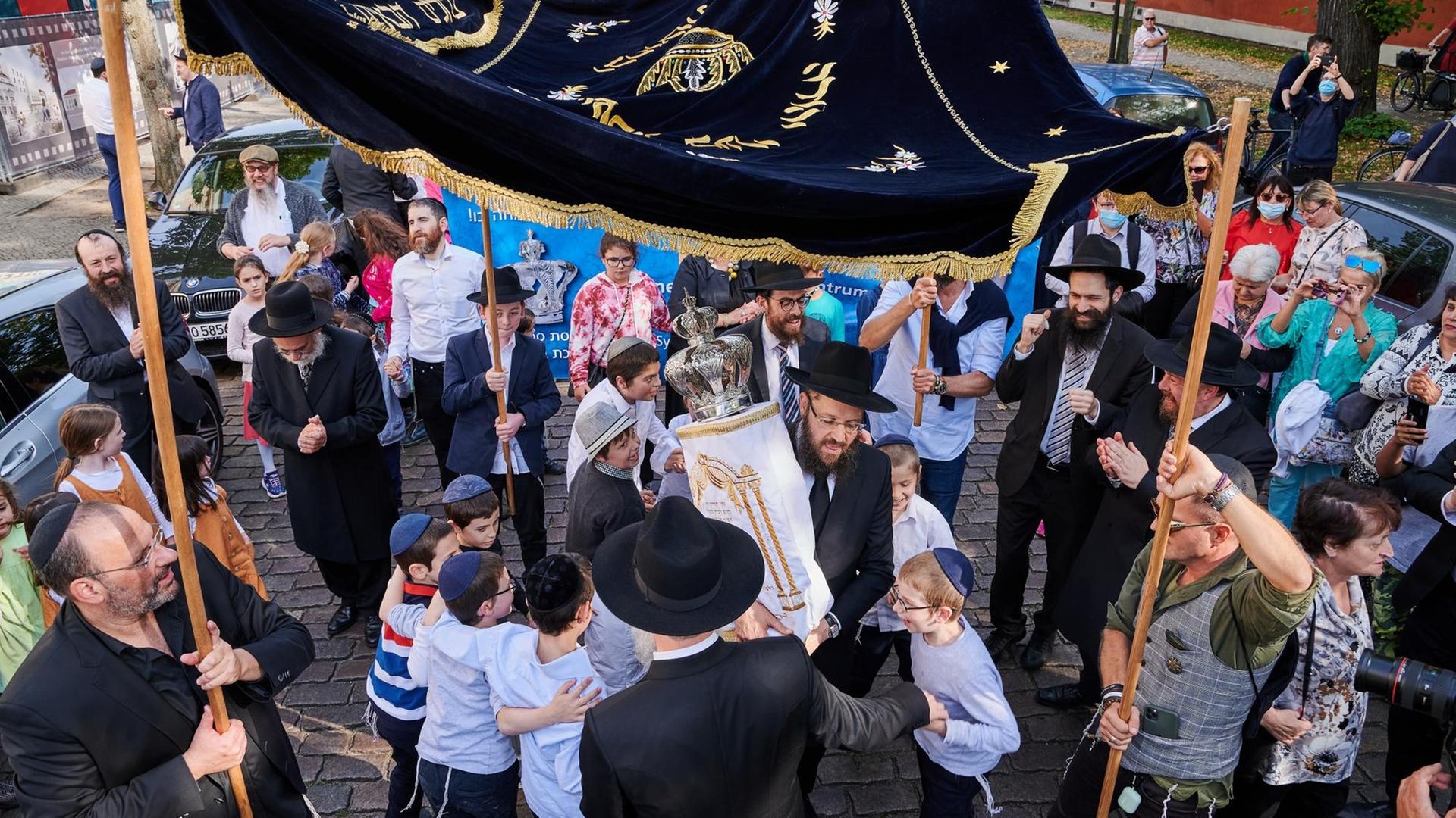 Rabbiner Yehuda Teichtal (Mitte) hält die neuen Thora in der Hand. Kinder mit Kippas tanzen um ihn herum. Viele Rabbiner aus anderen Gemeinden kamen nach Potsdam, um mit den Gemeindemitgliedern die Einweihung der neuen Thora für die Synagoge in der Kietzstraße zu feiern.