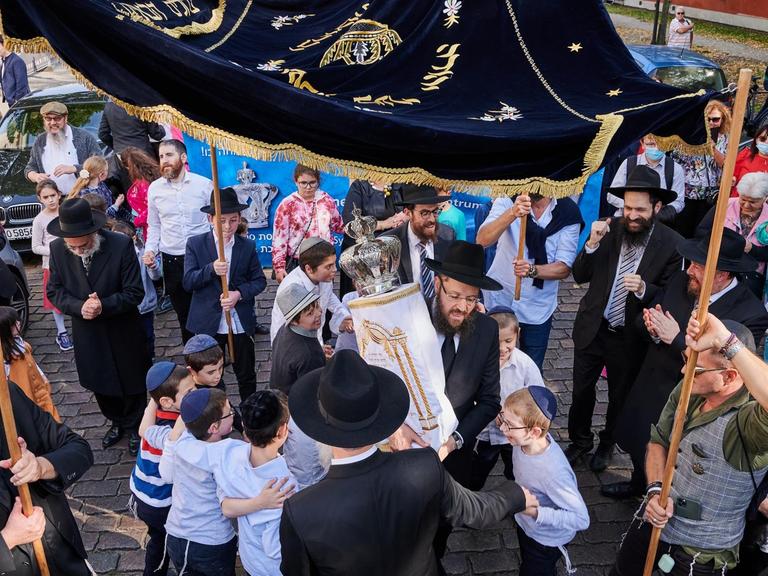 Rabbiner Yehuda Teichtal (Mitte) hält die neuen Thora in der Hand. Kinder mit Kippas tanzen um ihn herum. Viele Rabbiner aus anderen Gemeinden kamen nach Potsdam, um mit den Gemeindemitgliedern die Einweihung der neuen Thora für die Synagoge in der Kietzstraße zu feiern.