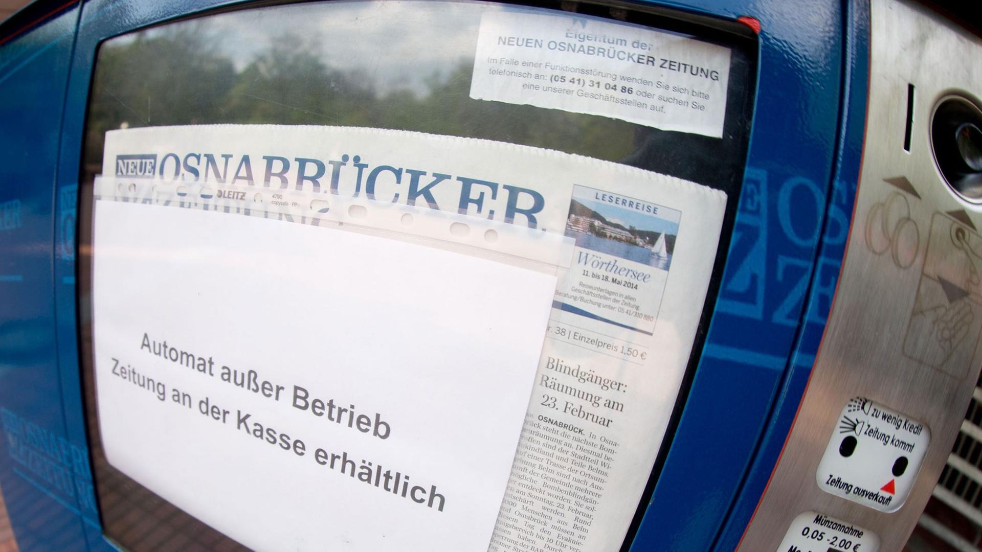 Defekter Zeitungsautomat mit der Neuen Osnabrücker Zeitung