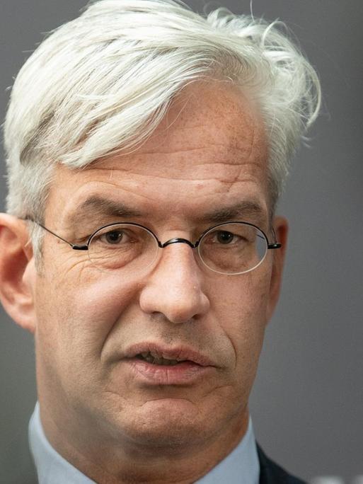 Mathias Middelberg (CDU), stellvertretender Vorsitzender des Parlamentskreises Mittelstand der CDU/CSU-Bundestagsfraktion, gibt vor der Sitzung des Innenausschusses des Bundestags zum Mordfall Lübcke ein Pressestatement ab.