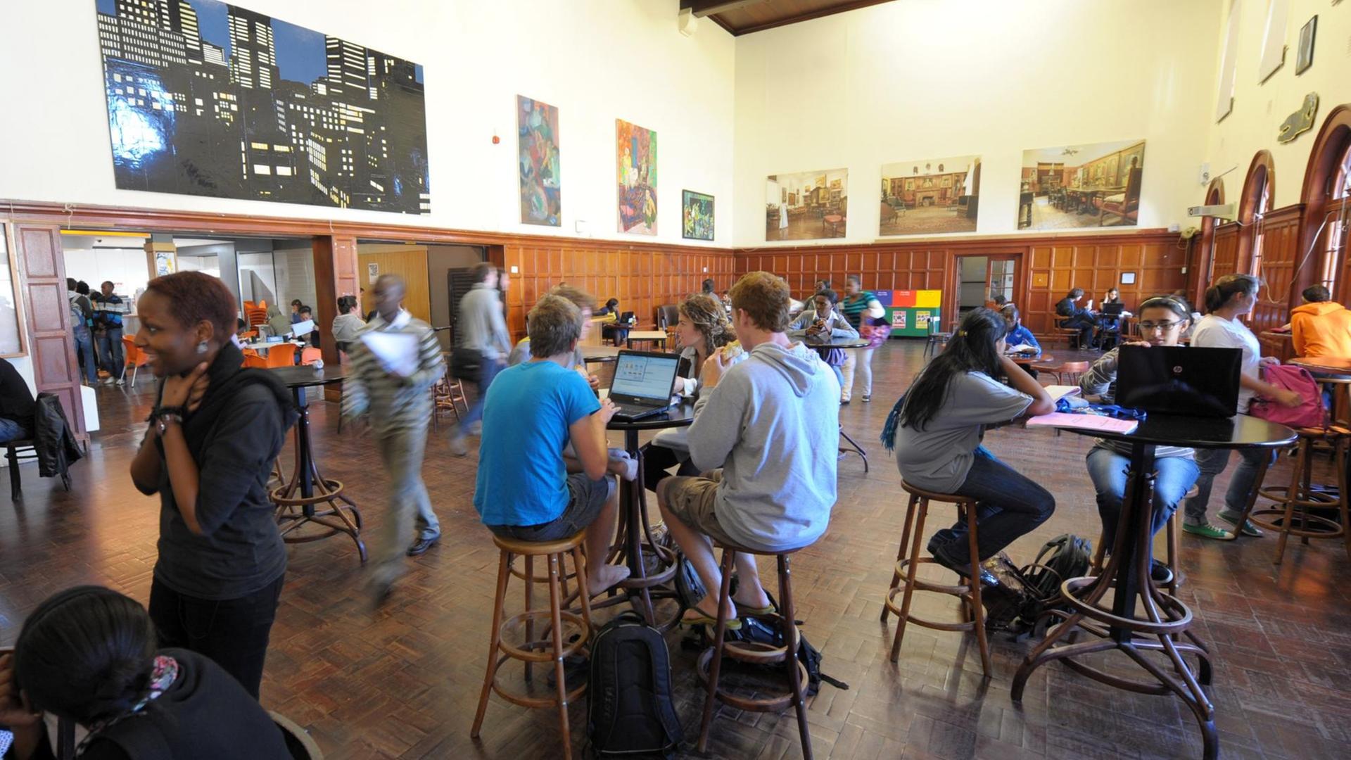 Man sieht Studenten in Südafrika - hier: in einem Saal an der Universität Kapstadt.