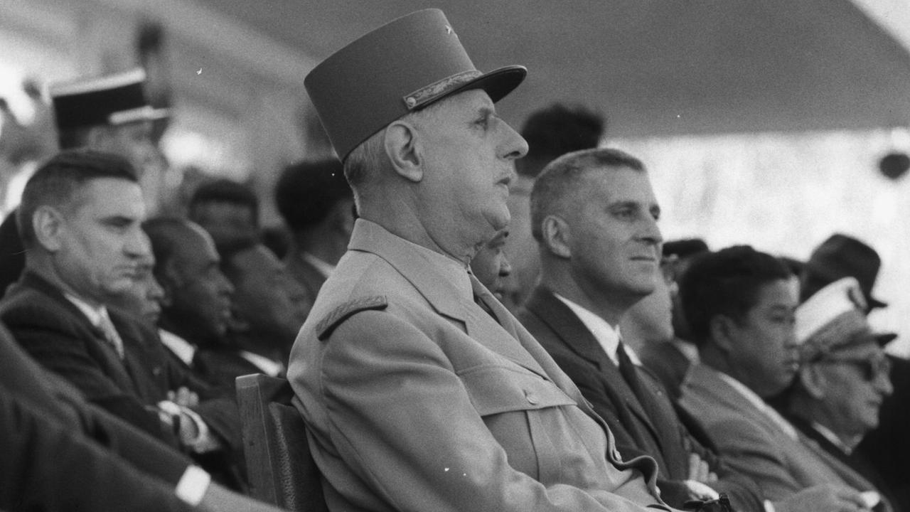 Der französische General Charles de Gaulle beim Besuch in Conakry 1958