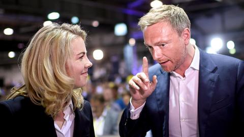 26.04.2019, Berlin: Linda Teuteberg, designierte FDP-Generalsekretärin, und Christian Lindner, Fraktionsvorsitzender und Parteivorsitzender der FDP, unterhalten sich beim 70. FDP-Bundesparteitag.
