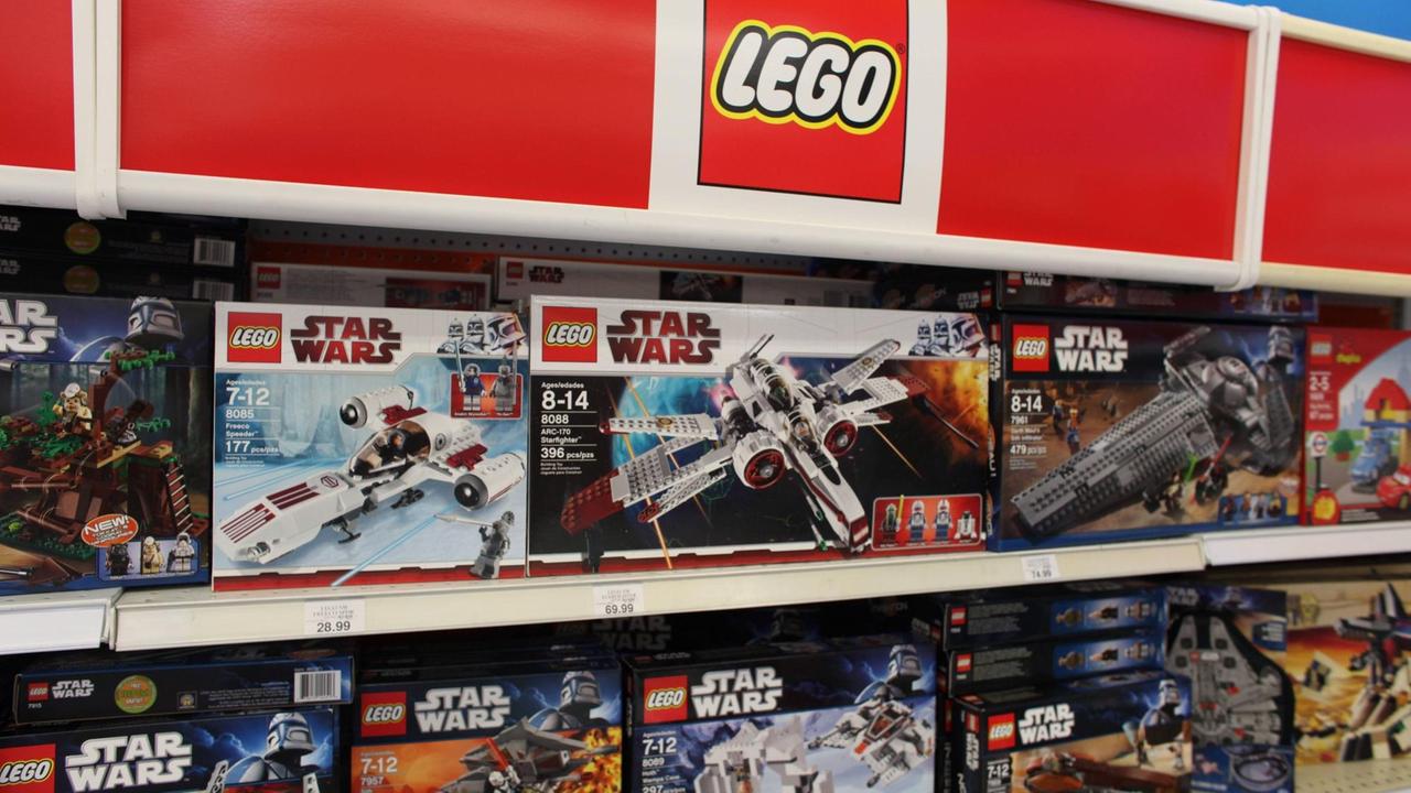 In einem Spielwarengeschäft ist ein Regal mit Lego-Star-Wars Baukästen zu sehen.