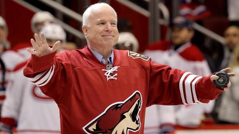John McCain im Stadion der Arizona Coyotes in Glendale, Arizona.