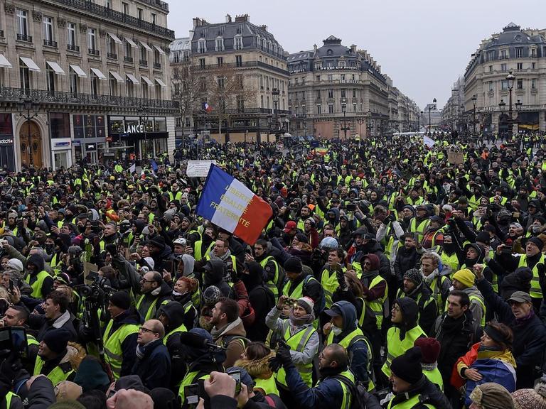 In Paris protestieren Anhänger der sogenannten "Gelbwesten".
