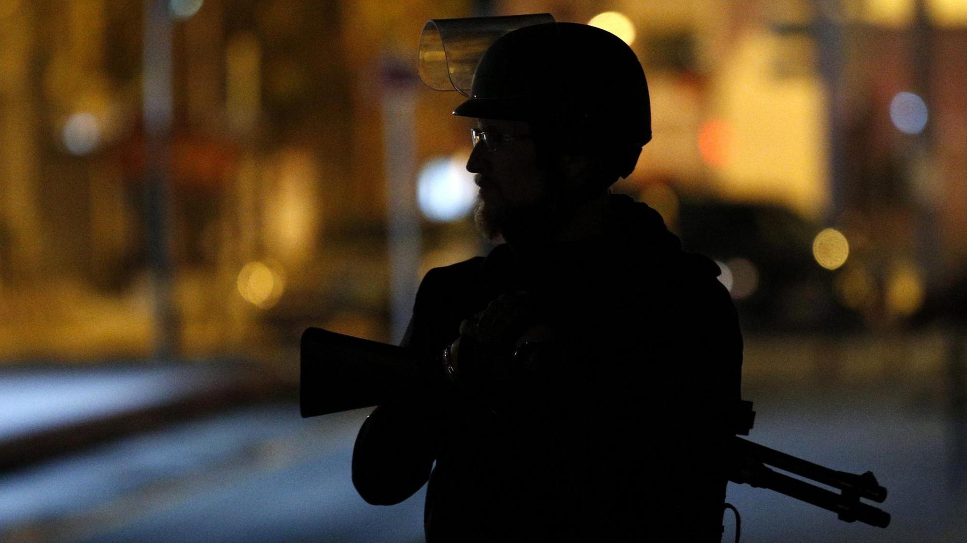 Polizist beim Anti-Terroreinsatz in Saint Denis bei Paris/Frankreich.